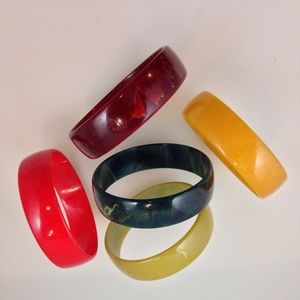 5 Beautiful Vintage Bakelite Bracelets .